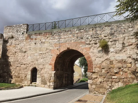 Fachada de sillería del Arco de San Martín coronada por una barandilla metálica