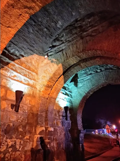 Iluminación nocturna de la bóveda del Arco de San Martín