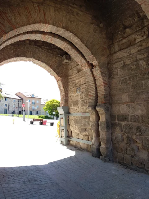 Interior del paso del Arco de San Martín mostrando los arranques de piedra de sillerí