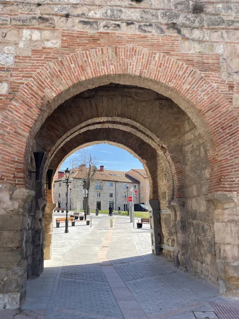 Perspectiva desde el interior de la bóveda del Arco de San Martín