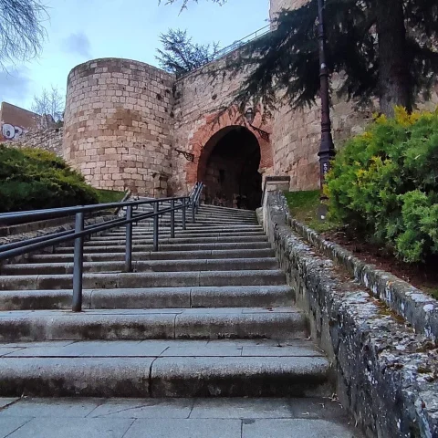 Tramo de escaleras hacia la puerta del Arco de San Martín