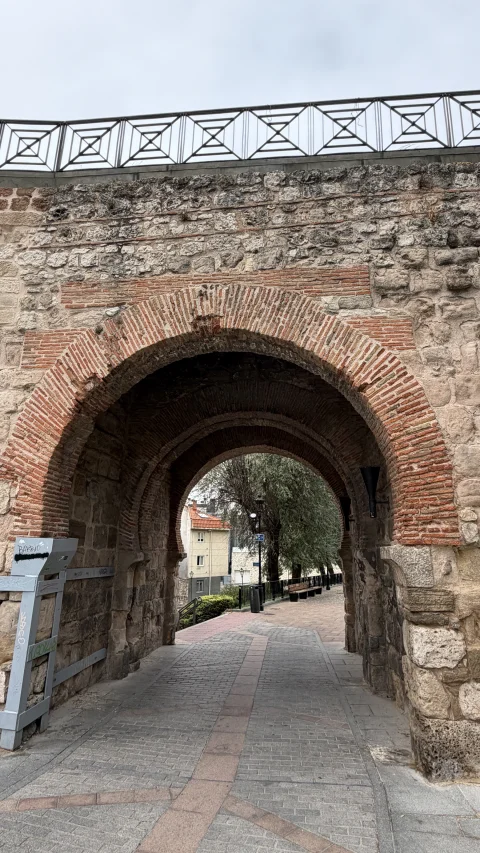 Vista frontal del Arco de San Martín con su doble arco de Herradura en ladrillo y sillería