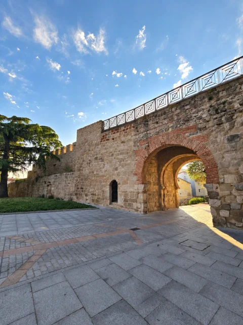 Vista panorámica en ángulo amplio del Arco de San Martín integrado en la muralla de piedra