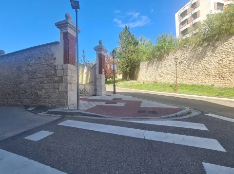 Acceso al Paseo de los Cubos desde la vía pública