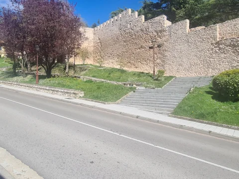 Escalinata de acceso y muro almenado desde la avenida