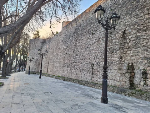 Farolas tradicionales a lo largo del Paseo de los Cubos junto a la muralla medieval
