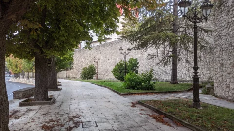 Parterres de césped y arbolado a lo largo del muro de sillería