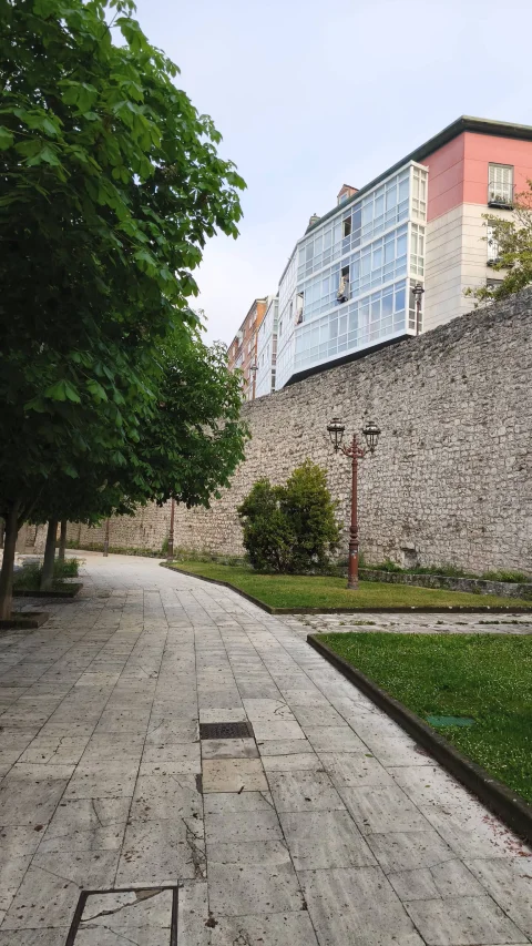 Paseo arbolado junto al lienzo de la muralla