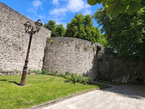 Vista en perspectiva de un cubo o torreón cilíndrico de la muralla medieval