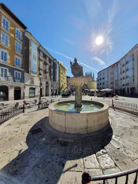 Fuente de la Flora con la Catedral al fondo