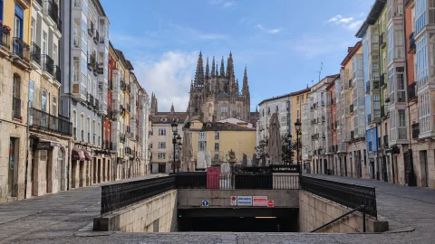 Perspectiva central de la plaza Huerto del Rey con el acceso al aparcamiento subterráneo en primer plano