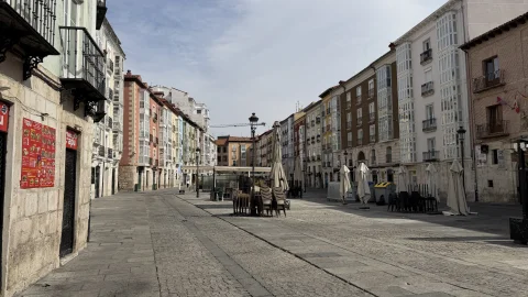 Vista longitudinal de la plaza Huerto del Rey (La Flora)