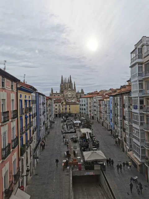 Vista panorámica elevada de la plaza Huerto del Rey