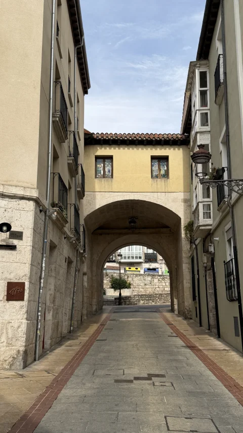 Arco y pasadizo elevado en la calle San Gil