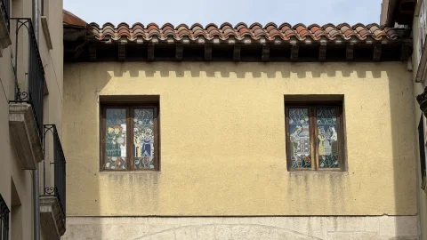 Detalle de las vidrieras en el arco de la calle San Gil