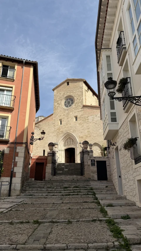 Escalinata de acceso a la Iglesia de San Gil Abad