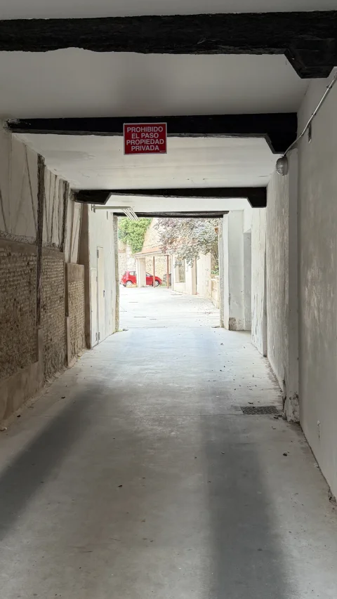 Pasaje interior cubierto en la calle San Gil