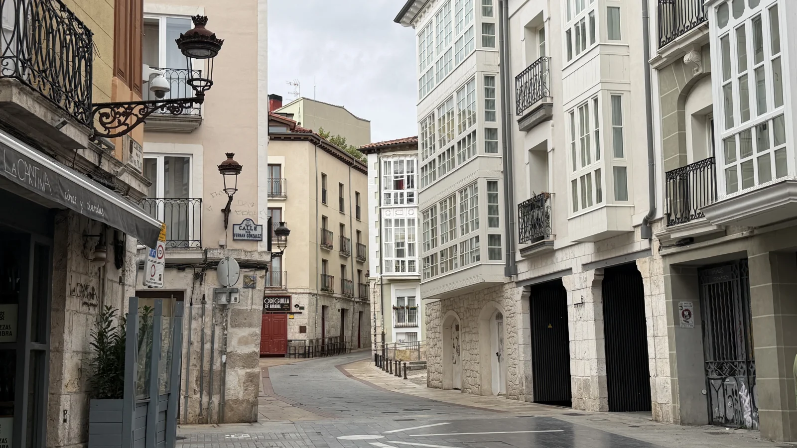 Vista urbana de la calle San Gil con miradores tradicionales