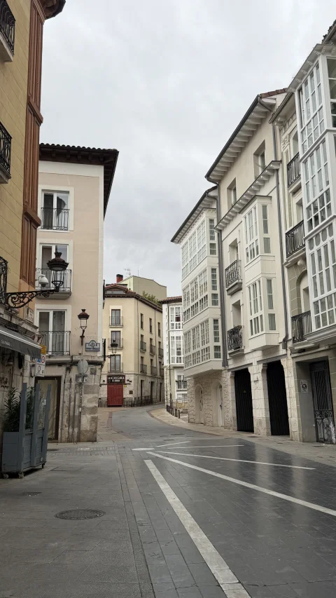 Toma vertical de la calle San Gil flanqueada por edificios con miradores de madera blanca
