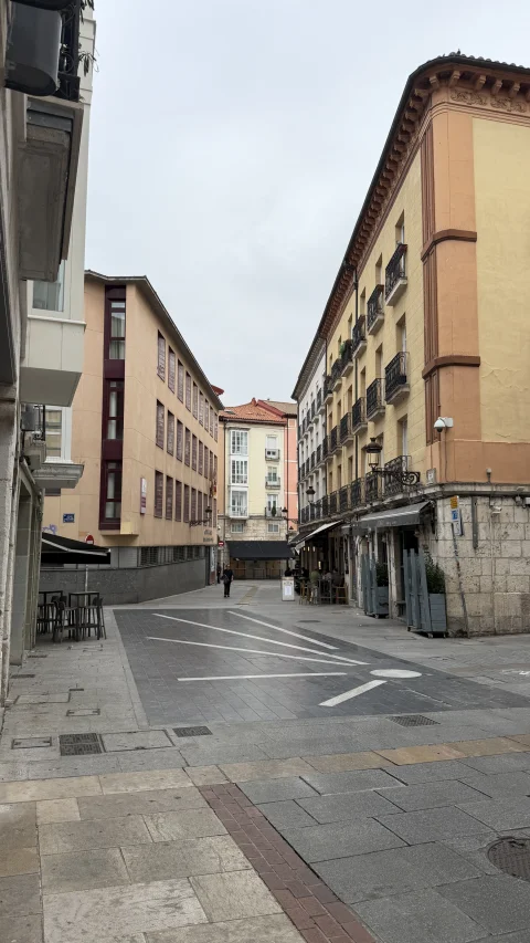 Vista de la calle San Gil hacia la plaza