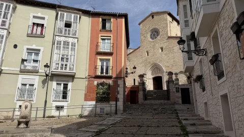 Vista de la Iglesia de San Gil Abad y fachadas coloridas