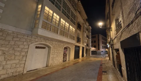 Vista nocturna de la calle San Gil iluminada