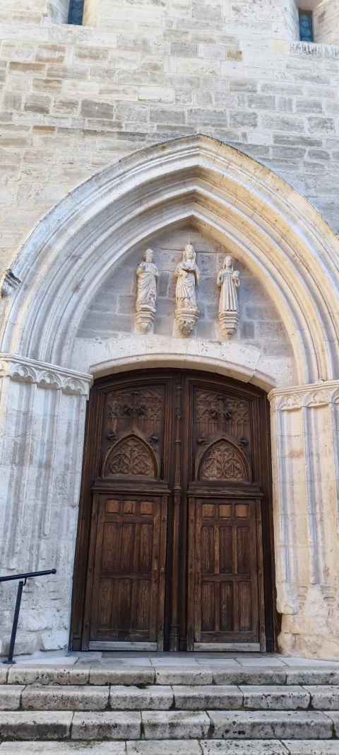 Detalle de las arquivoltas y tres figuras escultóricas de la portada