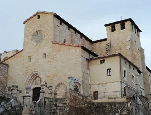 Fachada de la iglesia y parroquia de San Gil Abad