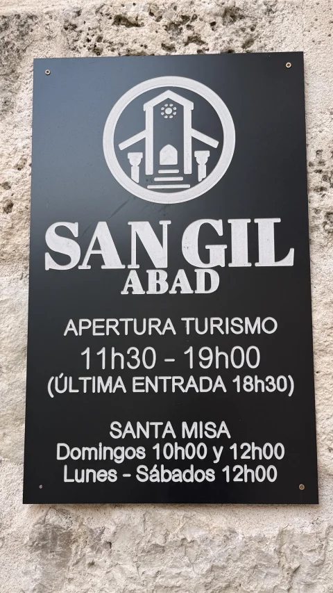 Placa informativa de horarios turísticos y de misa