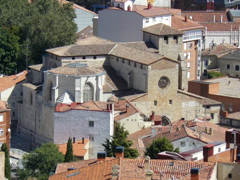 Vista aérea del conjunto arquitectónico y los tejados circundantes