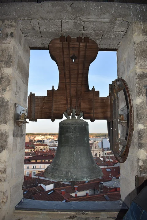 Campana de bronce con yugo de madera y vista aérea