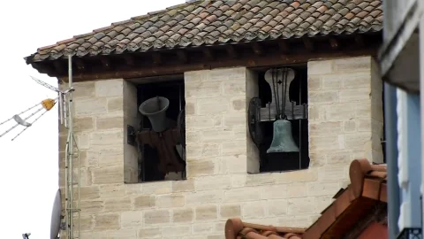 Exterior del campanario con vanos y campanas