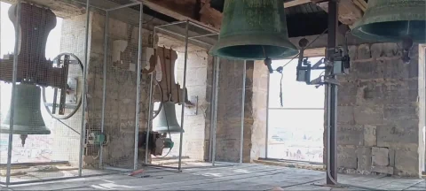 Interior de la sala de campanas con yugos y mecanismos
