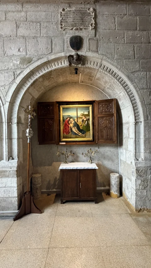 Arcosolio gótico con tríptico de la Piedad