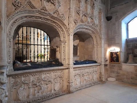Arcosolios funerarios labrados en piedra con las esculturas yacentes de los fundadores de la capilla
