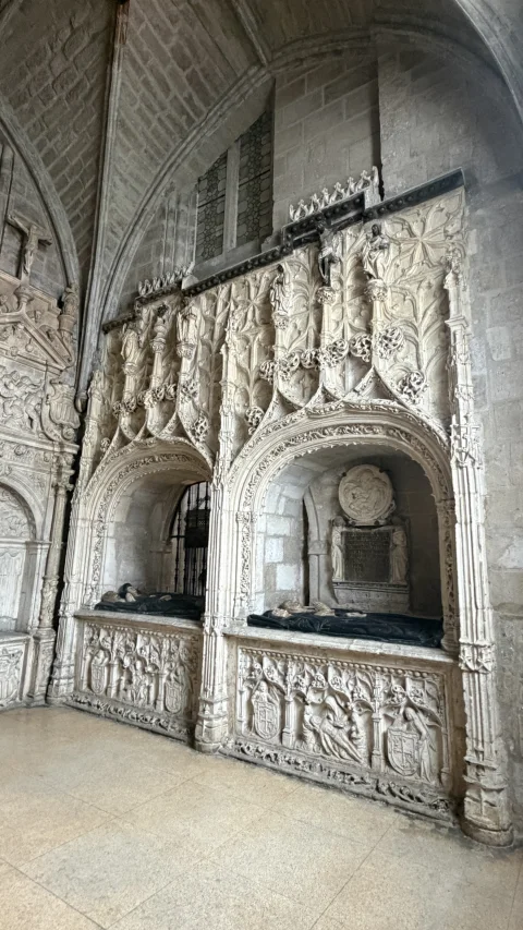 Arcosolios sepulcrales gótico-flamígeros de la familia Castro-Burgos
