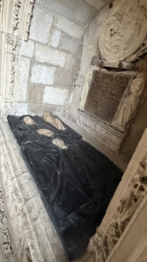 Detalle de sepulcro yacente de pizarra en arcosolio