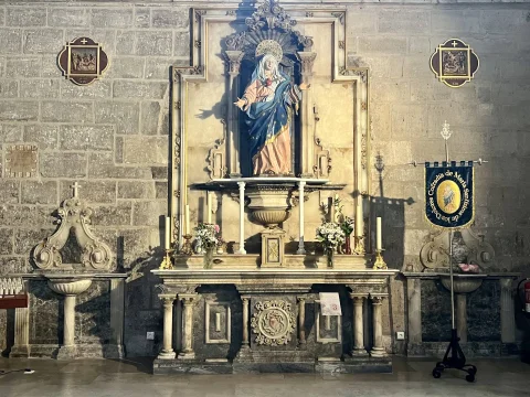 Plano frontal del retablo barroco de la Virgen de los Dolores