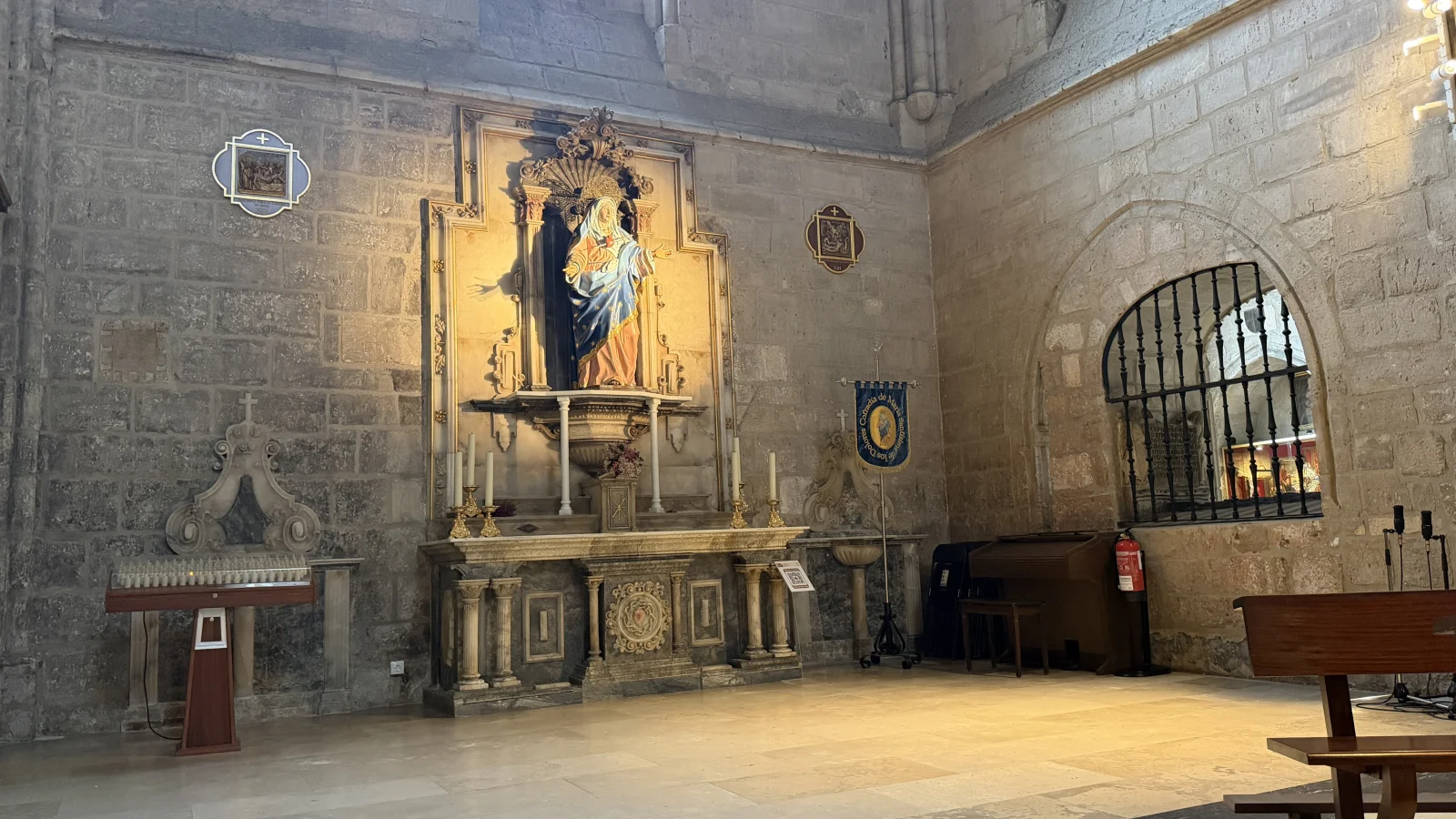 Perspectiva general del Altar de la Virgen de los Dolores en San Gil Abad