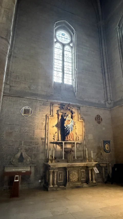 Vista en perspectiva del Altar de la Virgen de los Dolores bajo el ventanal gótico
