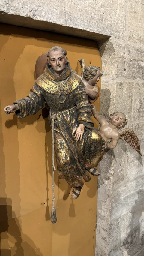 Escultura en relieve de San Antonio de Padua con ángeles