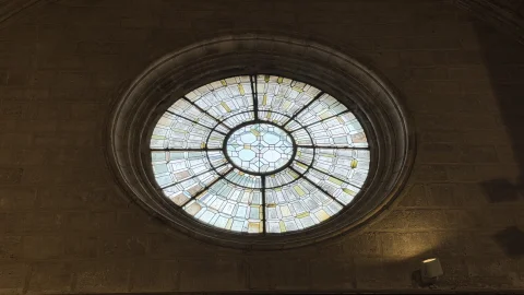 Óculo o rosetón con vidriera geométrica
