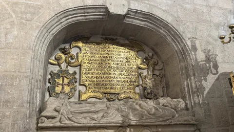 Sepulcro plateresco con relieve yacente e inscripción
