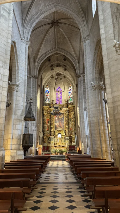 Nave central y perspectiva de la Capilla Mayor