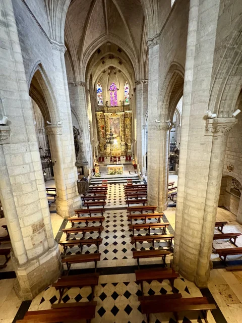 Perspectiva elevada de la nave central y el retablo mayor