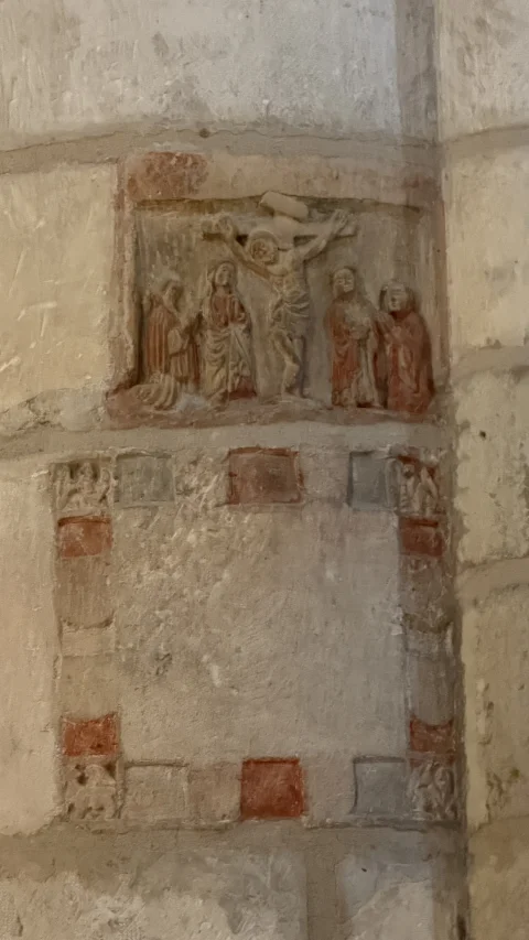 Relieve mural policromado del Calvario