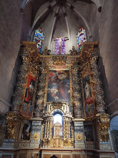 Retablo barroco de madera dorada con columnas salomónicas y lienzo central dedicado a San Gil Abad