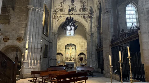 Vista en perspectiva de la capilla colateral con el retablo del Cristo crucificado al fondo