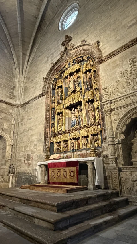 Altar y retablo principal de la Capilla de la Buena Mañana en perspectiva