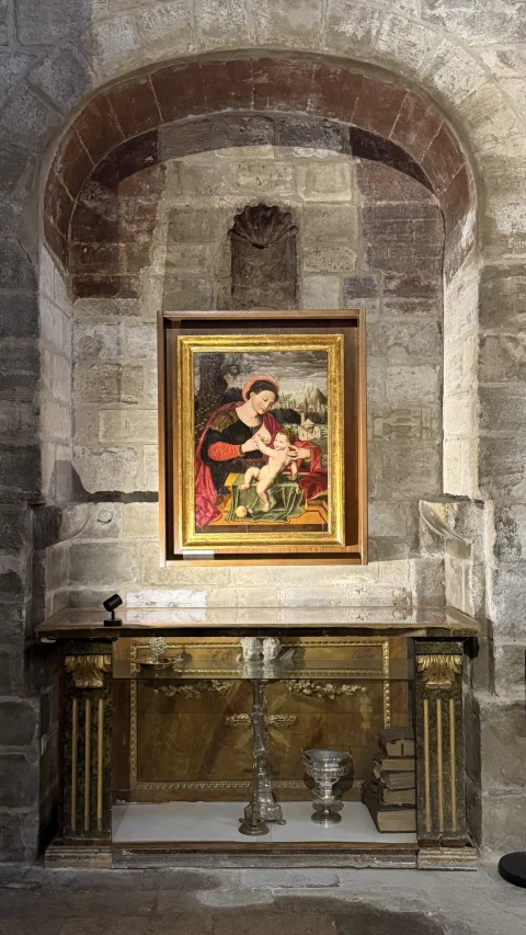 Cuadro de la Virgen de la Leche sobre altar neoclásico